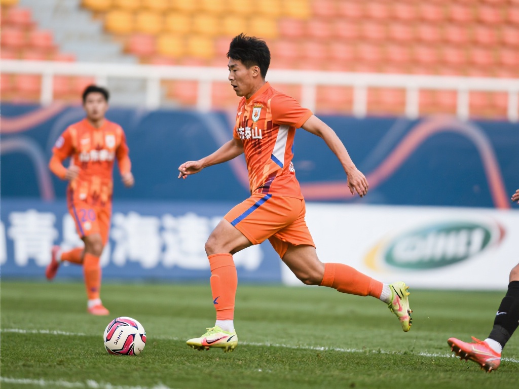 山东泰山主场失守,战平顽强青岛海牛 整场比赛双方的控球率接近,但攻防转换速度